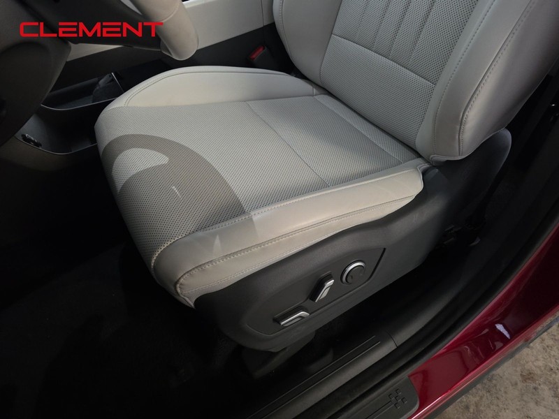 Hyundai Santa Fe Vehicle Full-screen Gallery Image 24