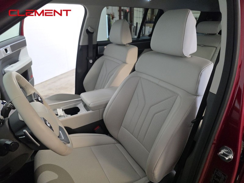 Hyundai Santa Fe Vehicle Full-screen Gallery Image 25