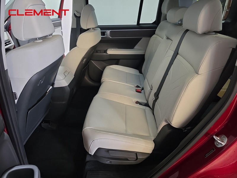 Hyundai Santa Fe Vehicle Full-screen Gallery Image 27