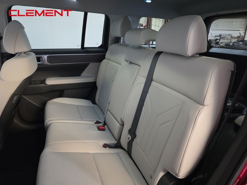 Hyundai Santa Fe Vehicle Full-screen Gallery Image 28