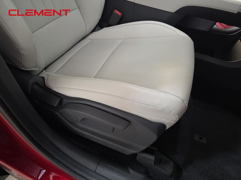 Hyundai Santa Fe Vehicle Full-screen Gallery Image 29