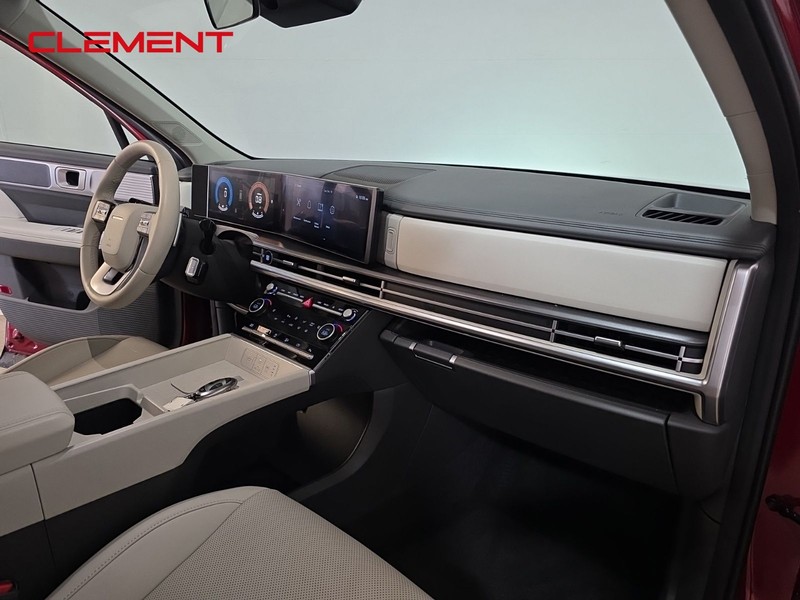 Hyundai Santa Fe Vehicle Full-screen Gallery Image 30