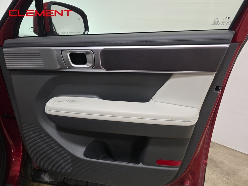 Hyundai Santa Fe Vehicle Full-screen Gallery Image 31