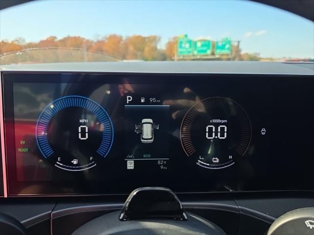 Hyundai Santa Fe Hybrid Vehicle Full-screen Gallery Image 16