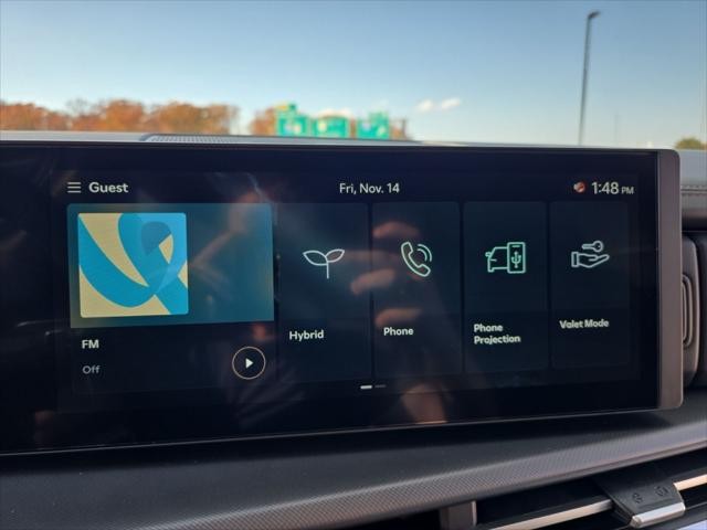 Hyundai Santa Fe Hybrid Vehicle Full-screen Gallery Image 17