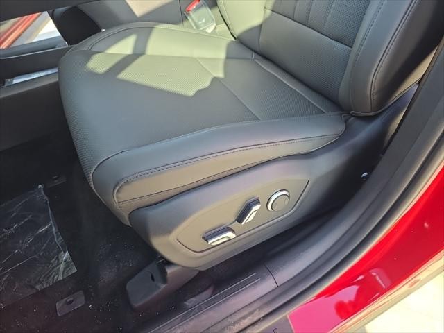 Hyundai Santa Fe Hybrid Vehicle Full-screen Gallery Image 24