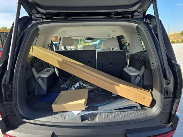 Hyundai Santa Fe Hybrid Vehicle Full-screen Gallery Image 9