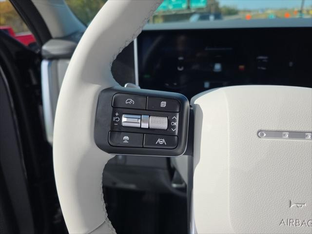 Hyundai Santa Fe Hybrid Vehicle Full-screen Gallery Image 15