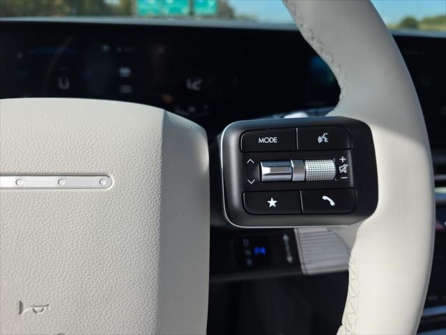 Hyundai Santa Fe Hybrid Vehicle Full-screen Gallery Image 16