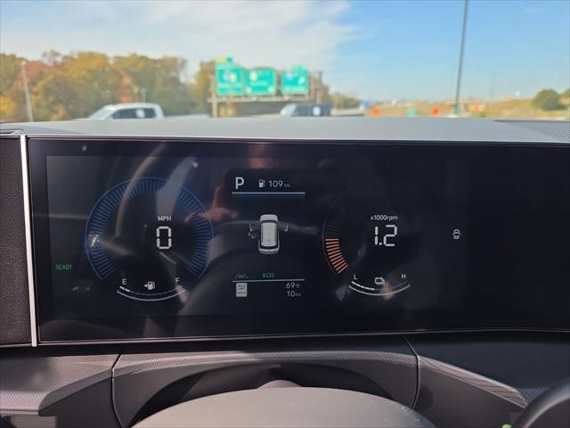 Hyundai Santa Fe Hybrid Vehicle Full-screen Gallery Image 18