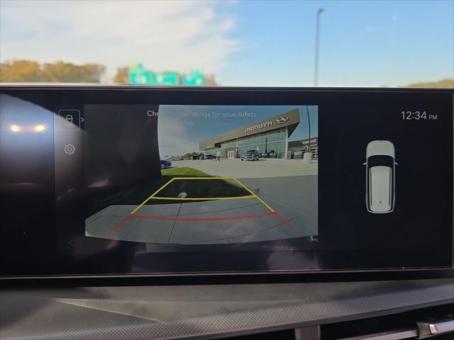 Hyundai Santa Fe Hybrid Vehicle Full-screen Gallery Image 21