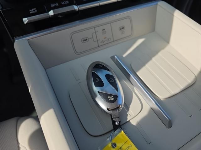 Hyundai Santa Fe Hybrid Vehicle Full-screen Gallery Image 23