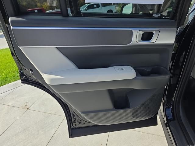 Hyundai Santa Fe Hybrid Vehicle Full-screen Gallery Image 28