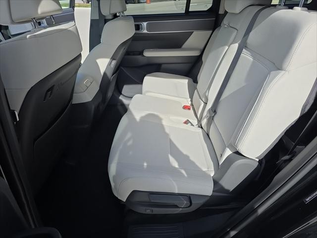 Hyundai Santa Fe Hybrid Vehicle Full-screen Gallery Image 29