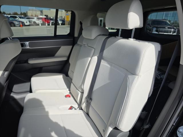 Hyundai Santa Fe Hybrid Vehicle Full-screen Gallery Image 30