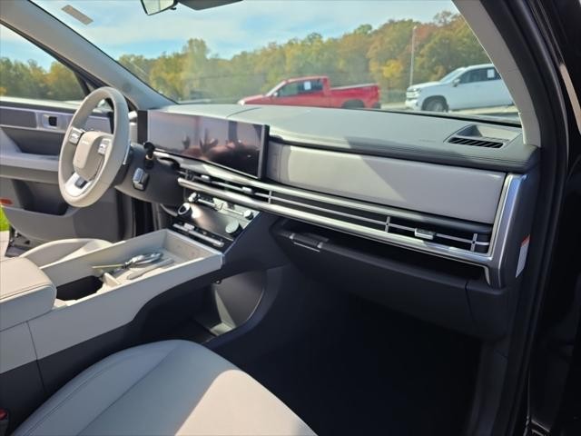 Hyundai Santa Fe Hybrid Vehicle Full-screen Gallery Image 32