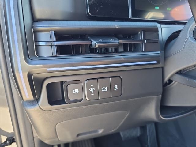 Hyundai Santa Fe Hybrid Vehicle Full-screen Gallery Image 12