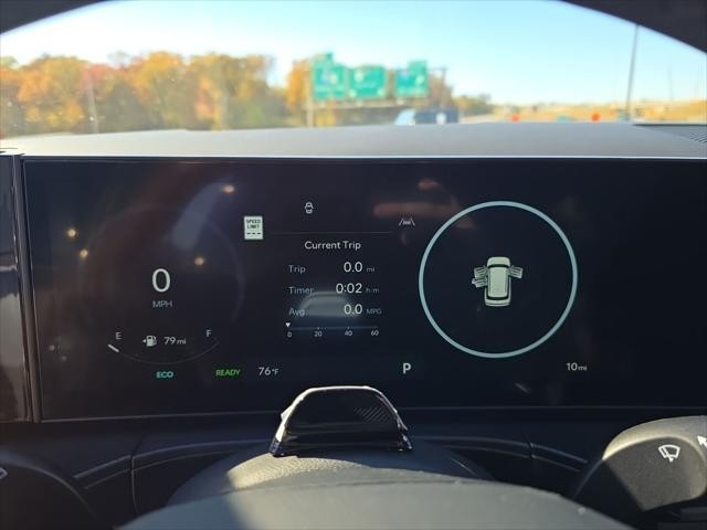 Hyundai Santa Fe Hybrid Vehicle Full-screen Gallery Image 18