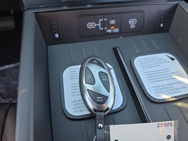 Hyundai Santa Fe Hybrid Vehicle Full-screen Gallery Image 23