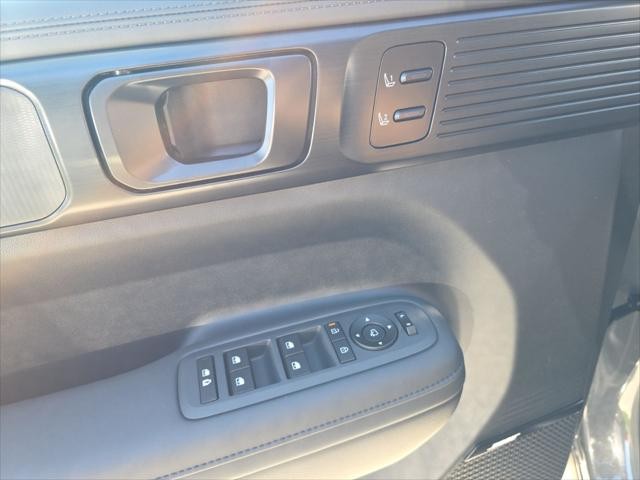 Hyundai Santa Fe Hybrid Vehicle Full-screen Gallery Image 25