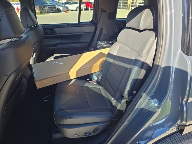 Hyundai Santa Fe Hybrid Vehicle Full-screen Gallery Image 30