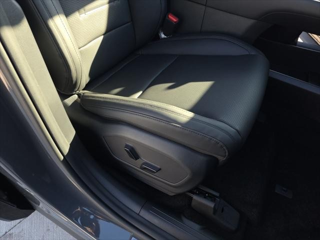 Hyundai Santa Fe Hybrid Vehicle Full-screen Gallery Image 31