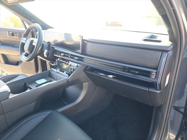 Hyundai Santa Fe Hybrid Vehicle Full-screen Gallery Image 32