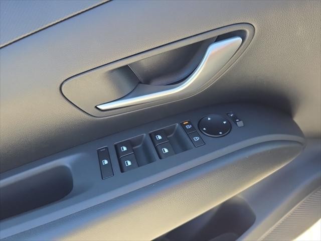 Hyundai Tucson Vehicle Full-screen Gallery Image 24