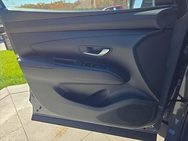 Hyundai Tucson Vehicle Full-screen Gallery Image 25