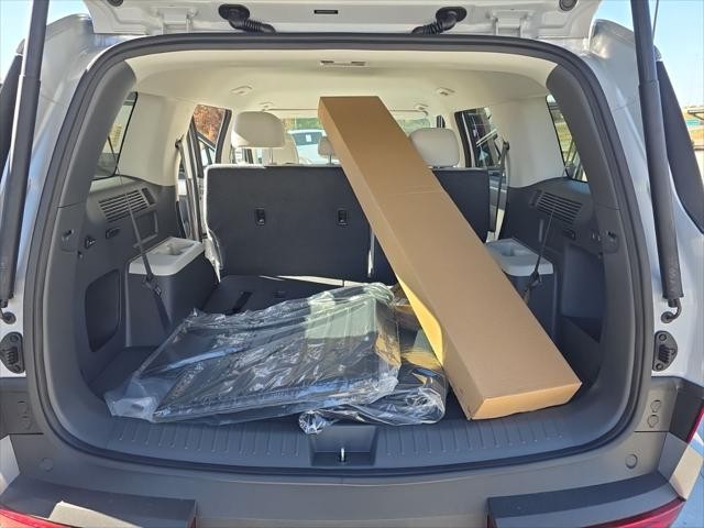 Hyundai Santa Fe Hybrid Vehicle Full-screen Gallery Image 9