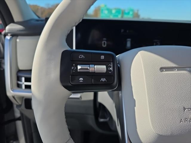 Hyundai Santa Fe Hybrid Vehicle Full-screen Gallery Image 15