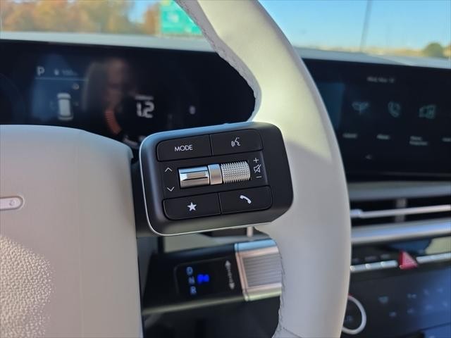 Hyundai Santa Fe Hybrid Vehicle Full-screen Gallery Image 16