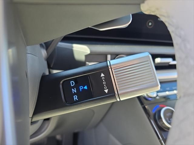 Hyundai Santa Fe Hybrid Vehicle Full-screen Gallery Image 17