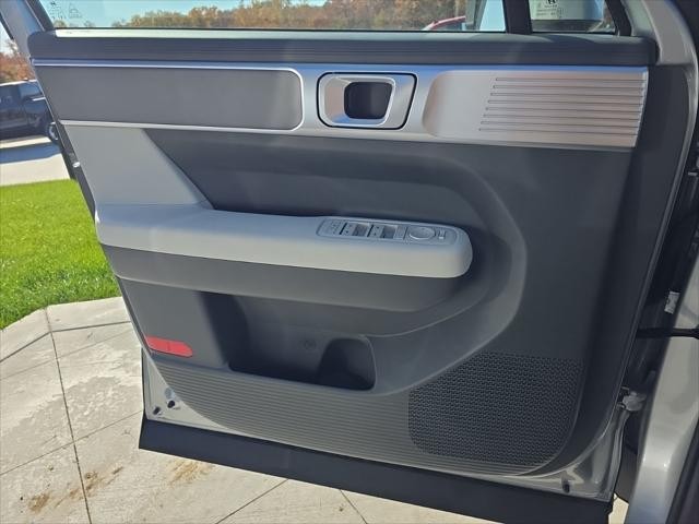 Hyundai Santa Fe Hybrid Vehicle Full-screen Gallery Image 25