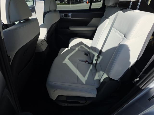 Hyundai Santa Fe Hybrid Vehicle Full-screen Gallery Image 29