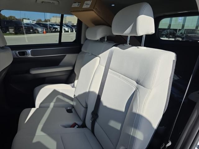 Hyundai Santa Fe Hybrid Vehicle Full-screen Gallery Image 30