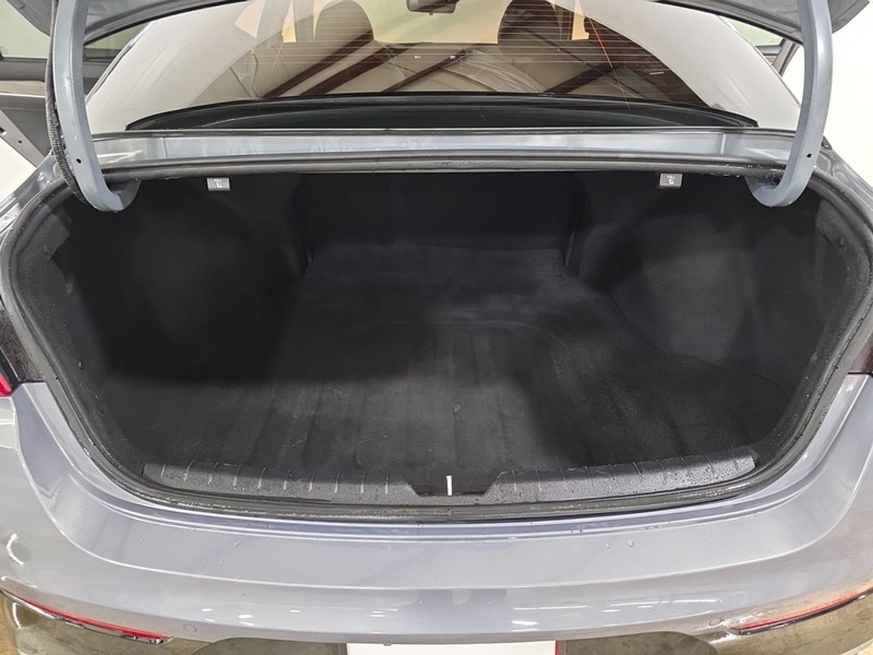 Kia K5 Vehicle Full-screen Gallery Image 9