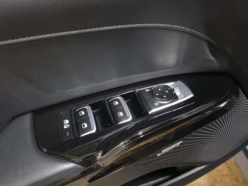 Kia K5 Vehicle Full-screen Gallery Image 31