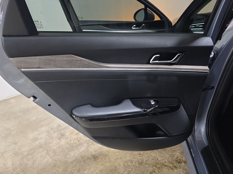 Kia K5 Vehicle Full-screen Gallery Image 36