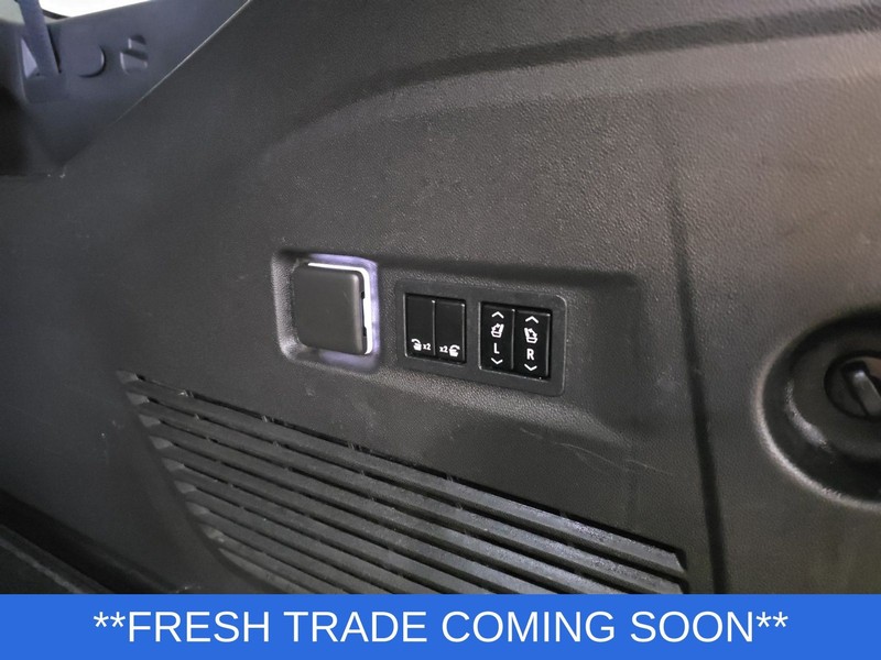 Chevrolet Suburban Vehicle Full-screen Gallery Image 09