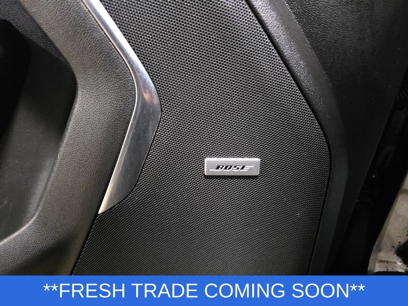 Chevrolet Suburban Vehicle Full-screen Gallery Image 24