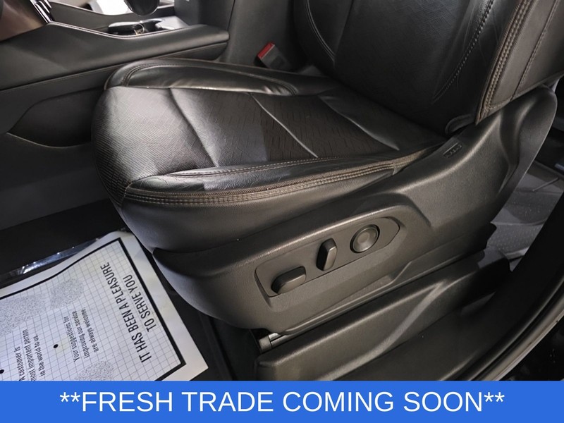 Chevrolet Suburban Vehicle Full-screen Gallery Image 26