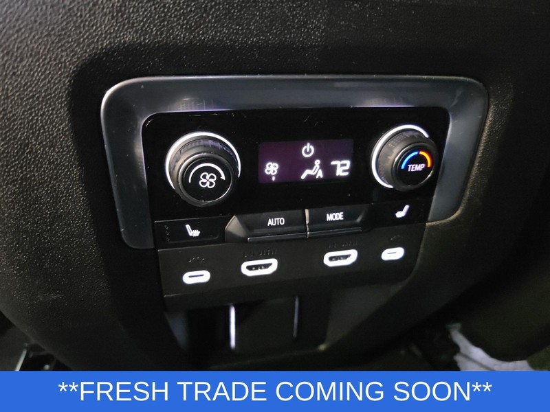 Chevrolet Suburban Vehicle Full-screen Gallery Image 31