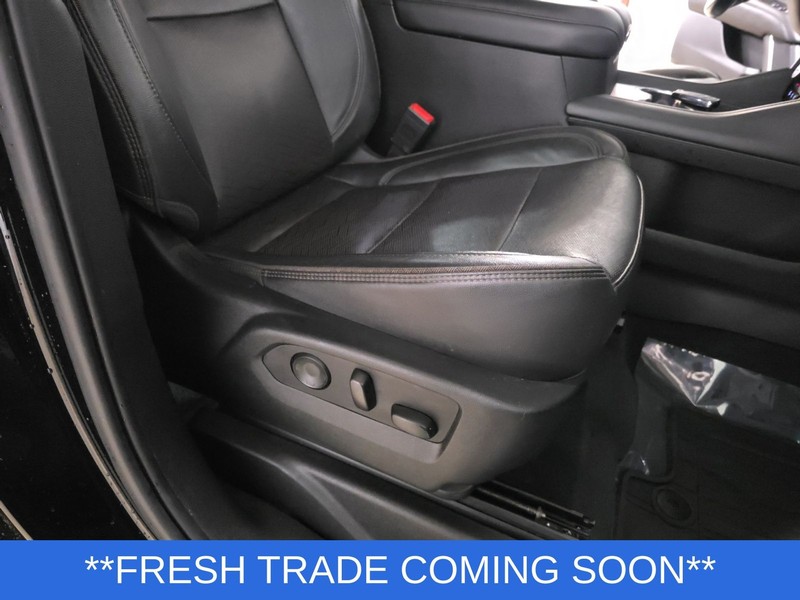 Chevrolet Suburban Vehicle Full-screen Gallery Image 33