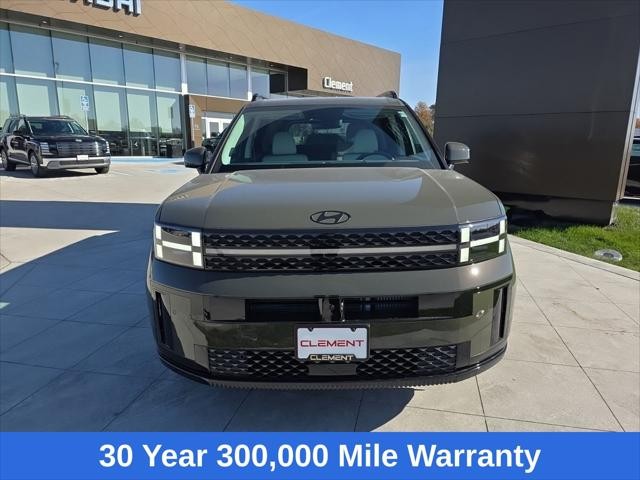 Hyundai Santa Fe Vehicle Full-screen Gallery Image 2