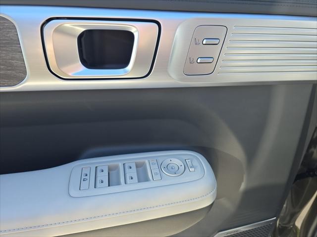 Hyundai Santa Fe Vehicle Full-screen Gallery Image 25