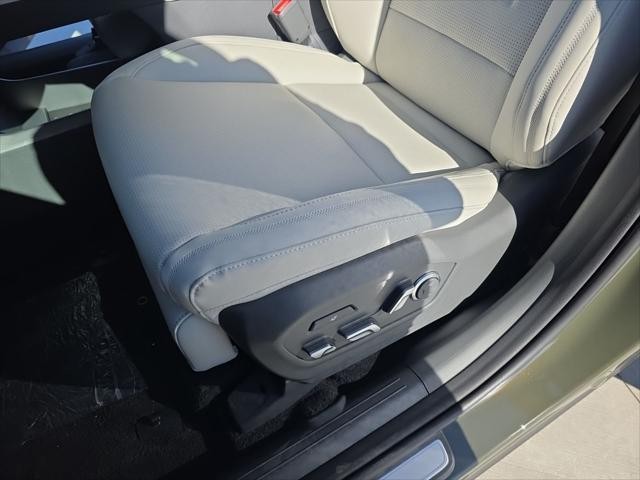 Hyundai Santa Fe Vehicle Full-screen Gallery Image 28