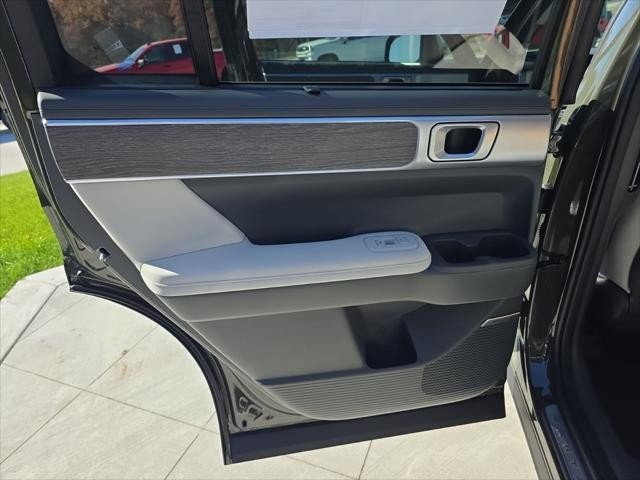 Hyundai Santa Fe Vehicle Full-screen Gallery Image 30