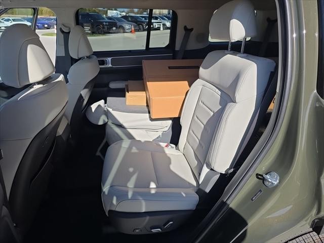 Hyundai Santa Fe Vehicle Full-screen Gallery Image 31