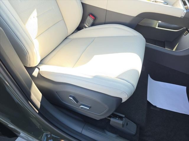 Hyundai Santa Fe Vehicle Full-screen Gallery Image 32